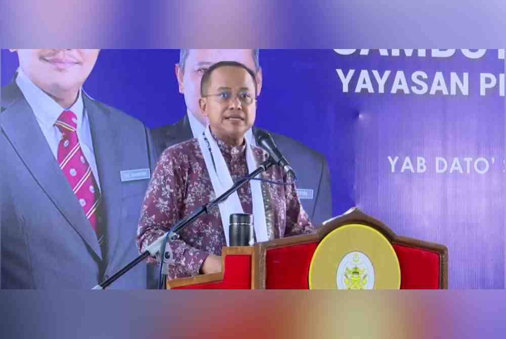 Ahmad Samsuri ketika berucap pada Majlis Perasmian Sempena Sambutan 30 Tahun Penubuhan Yayasan Pembangunan Usahawan Terengganu (YPU).