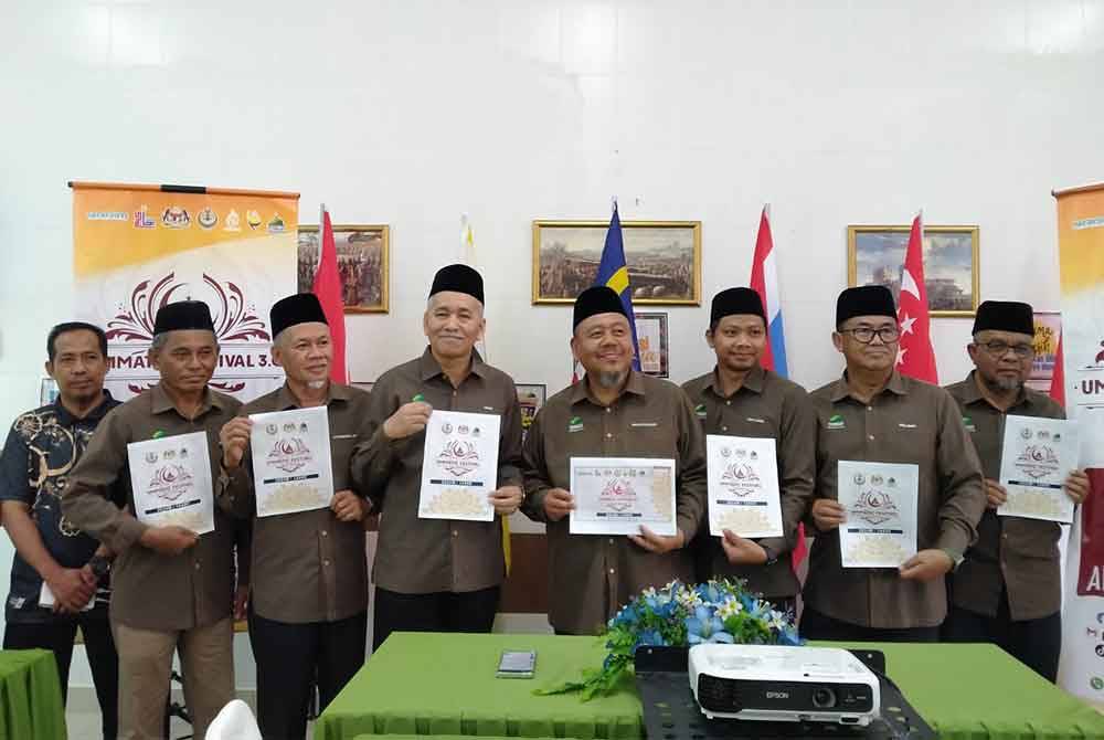 Mohd Dzohiri (empat dari kanan) bersama ahli jawatankuasa masjid mempromosikan Festival Ummatic 3.0 Peringkat Antarabangsa 2024 Masjid Muhammad Al-Fateh, Taman Jati di sini pada Khamis.