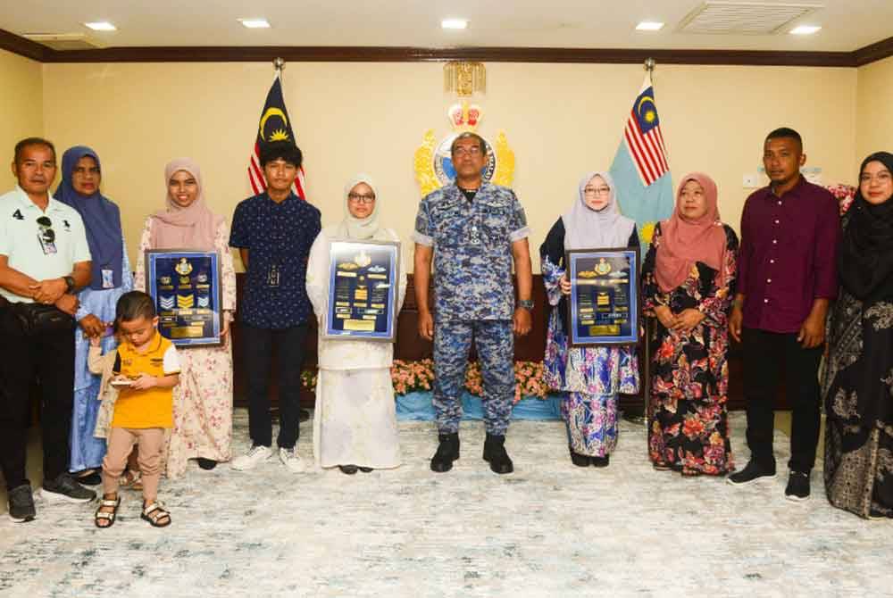 Mohd Asghar (tengah) bersama waris pegawai dan anggota yang menerima anugerah pangkat secara posthumous di Markas Tentera Udara, Wisma Pertahanan, Kuala Lumpur pada Khamis.
Foto: Ihsan TUDM.