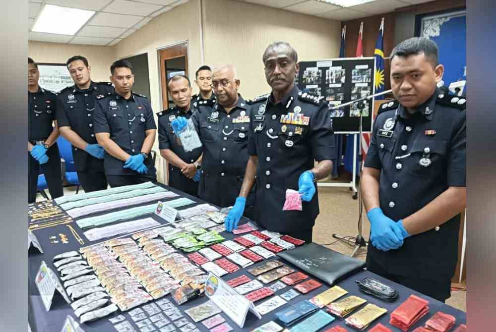 Kumar menunjukkan syabu yang dirampas dalam serbuan dadah semasa sidang akhbar di IPK Johor, pada Khamis.