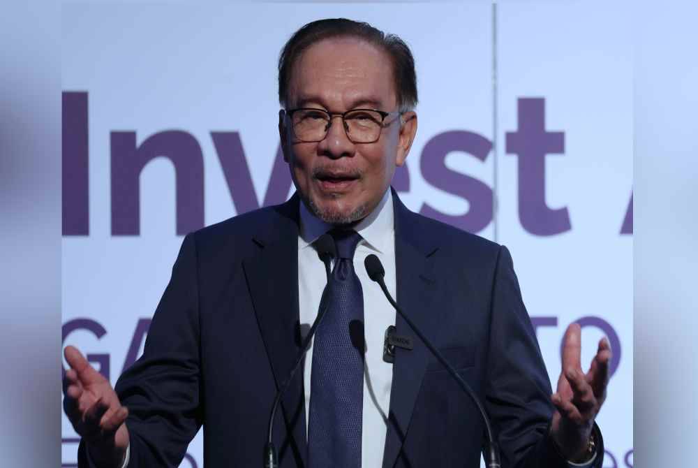 Anwar menyampaikan ucaptama pada Persidangan Invest Asean 2024 pada Khamis. Foto Bernama