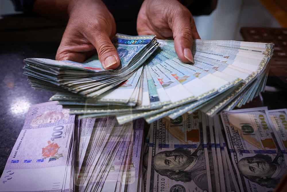 Ringgit ditutup tinggi berbanding dolar Amerika Syarikat (AS) pada Khamis. Foto Bernama