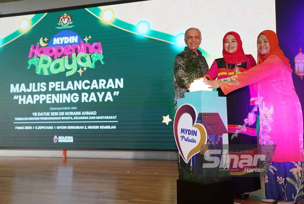 Noraini (tengah) bersama Ameer Ali (kiri) melancarkan Kempen Happening Raya yang diadakan di Pasaraya Mydin Seremban 2 pada Khamis. Foto SINARHARIAN/ROSLI TALIB