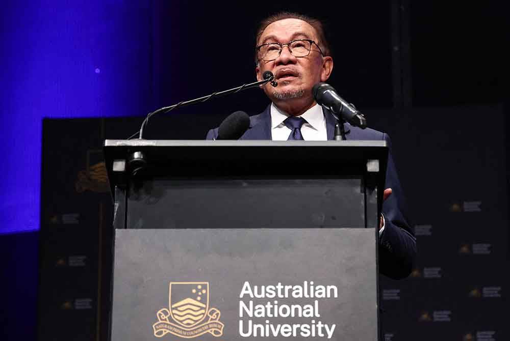 Anwar ketika menyampaikan syarahannya di Australian National University pada Khamis. - Foto AFP