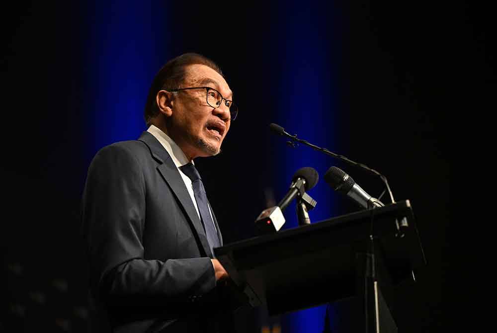 Anwar menyampaikan syarahan umumnya di Universiti Nasional Australia yang dihadiri lebih 500 pelajar pada Khamis. Foto EPA