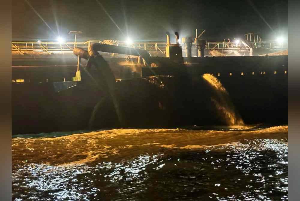 Sebuah kapal korek dikesan melakukan operasi mengorek pasir di kawasan tidak dibenarkan di perairan Kerian dan Larut Matang pada Rabu.