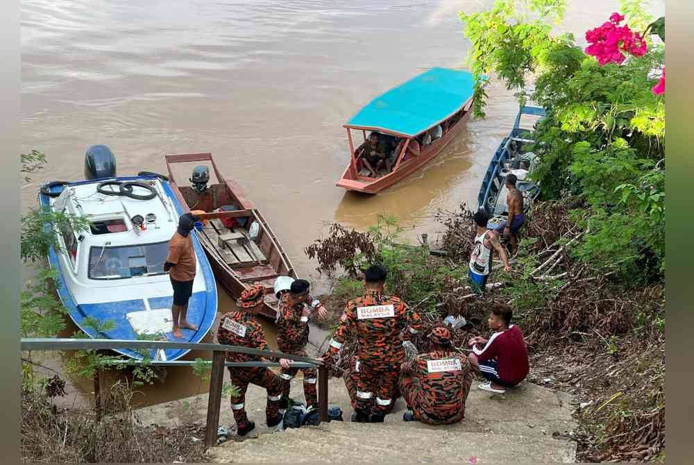 Empat penumpang hilang apabila bot fiber yang mereka naiki karam di Sungai Batang Baleh pada petang Khamis. Foto ihsan bomba