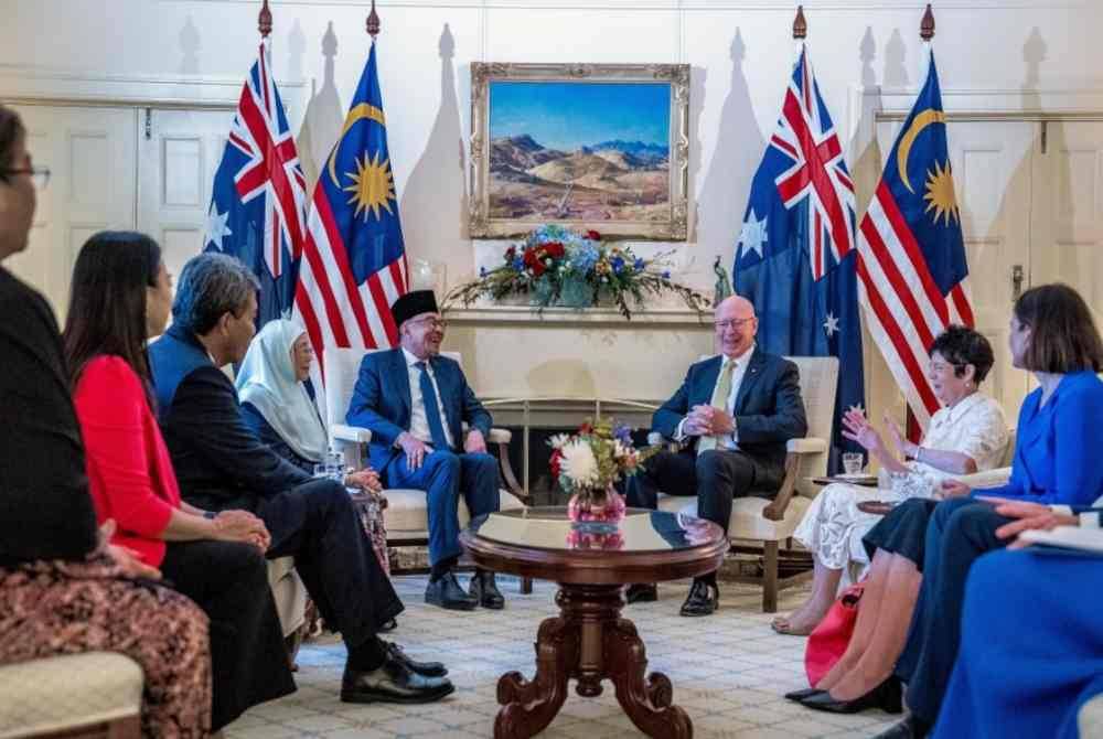 
Anwar melakukan kunjungan hormat ke atas Gabenor Jeneral Komanwel Australia, Jeneral David Hurley di Government House pada Khamis. Foto Bernama