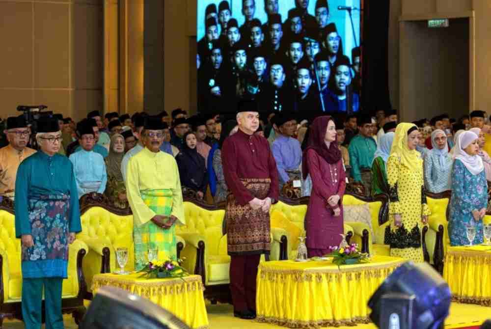 Sultan Nazrin dan Tuanku Zara berselawat beramai-ramai ketika berkenan berangkat pada Majlis Penutup dan Penyampaian Hadiah Majlis Tilawah dan Hafazan Al-Quran Negeri Perak Darul Ridzuan Tahun 1445H/2024M. Foto Bernama