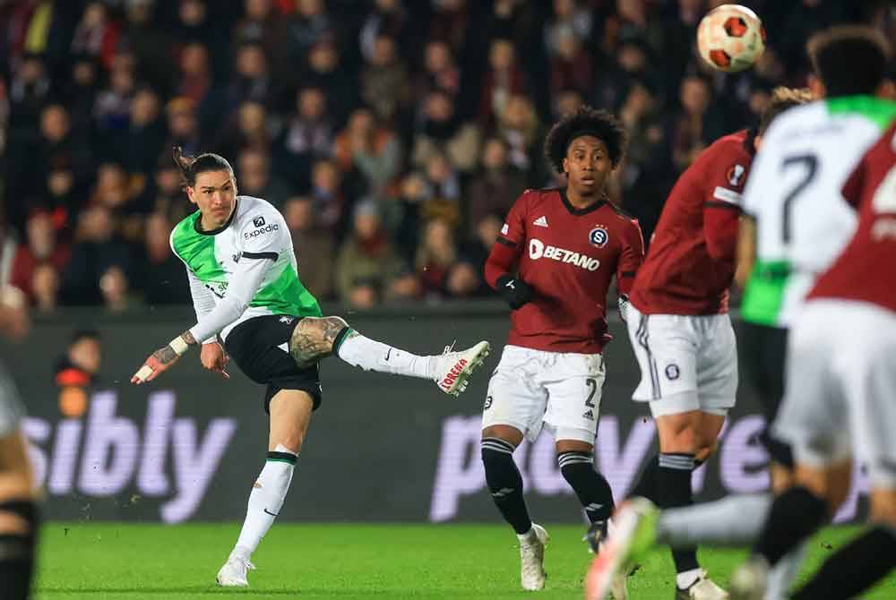 Nunez (kiri) melepaskan rembatan deras yang menghasilkan gol kedua Liverpool ketika menentang Sparta di Stadium Letna. - Foto Agensi