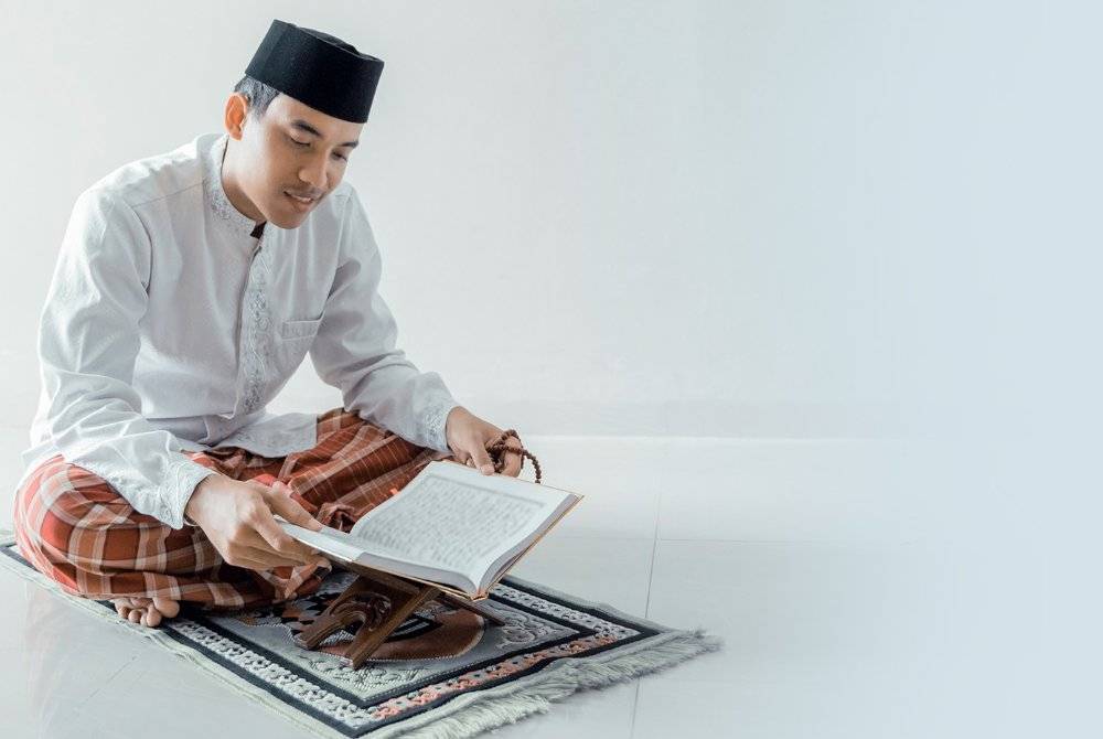 BERDAMPINGLAH dengan al-Quran dan khatamlah walaupun sekali dalam bulan Ramadan ini. -Foto: 123rf