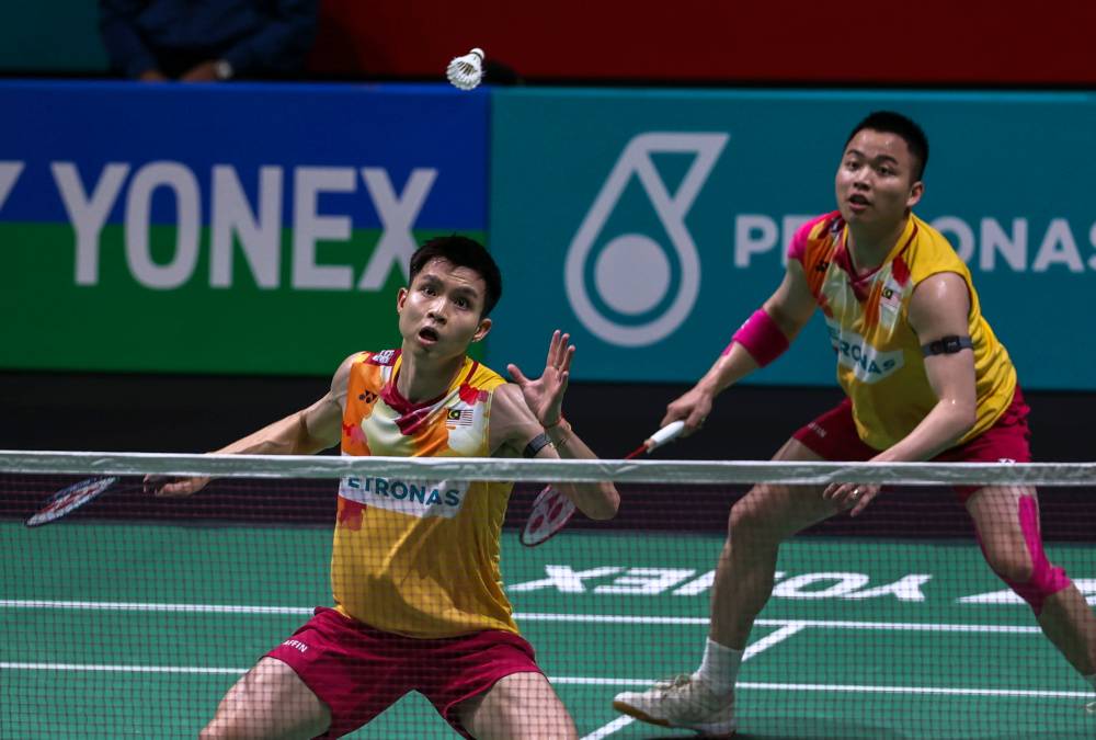 Wooi Yik (kiri) dan Aaron menjadi wakil tunggal negara dalam aksi suku akhir kejohanan badminton Terbuka Perancis. Foto Agensi