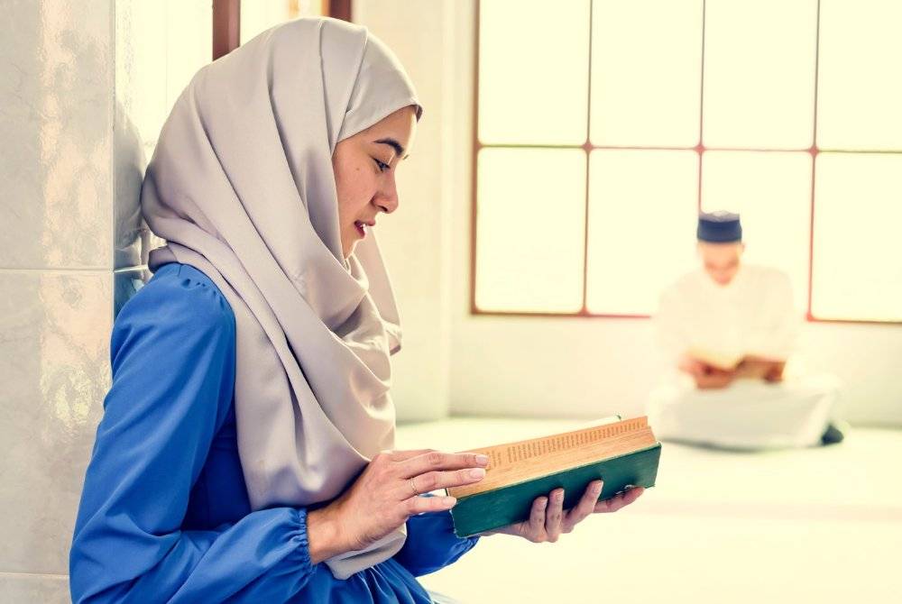 DI samping berlumba-lumba untuk bertadarus dan khatam al-Quran, masukkan sekali aktiviti tadabbur kalamullah sebagai antara senarai amalan ketika Ramadan ini. -Foto: 123rf