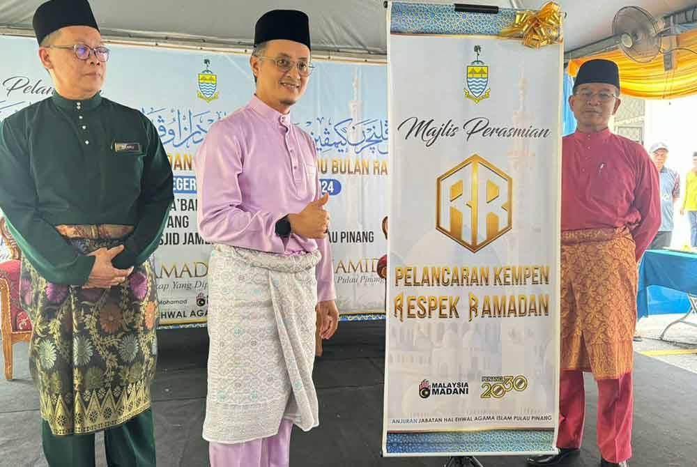 Mohamad (tengah) melancarkan Kempen Respek Ramadan dan Program Operasi Bersepadu Bulan Ramadan 2024 di Masjid Kampung Rawa pada Jumaat.