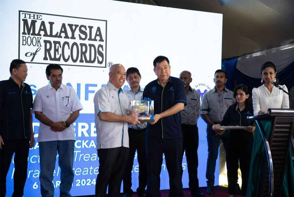 Projek Bekalan Air Langat 2 terima pengiktirafan daripada Malaysia Book Of Records untuk dua pencapaian iaitu terowong dwifungsi terpanjang dan selari berkembar terpanjang.