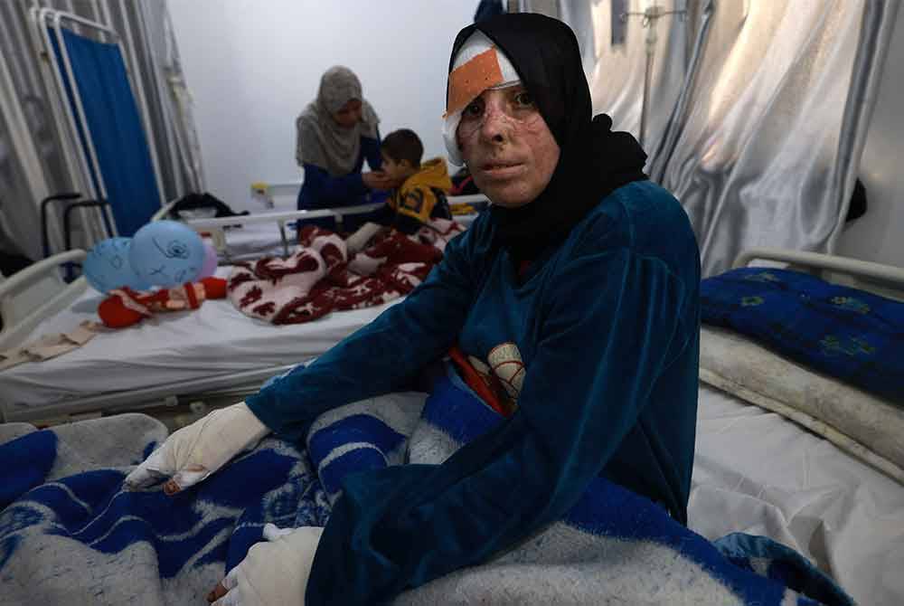 Nisrine al-Najar menerima rawatan di klinik yang ditubuhkan oleh MSF di dalam Hospital Medan di Rafah, selatan Semenanjung Gaza. Foto AFP