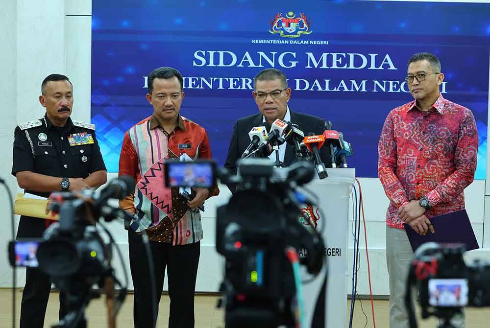 Saifuddin Nasution (dua dari kanan) ketika hadir pada sidang media di kementeriannya, pada Jumaat. Turut kelihatan, Ketua Setiausaha Kementerian Dalam Negeri, Datuk Ruji Ubi (dua dari kiri) dan Ketua Pengarah Jabatan Imigresen Malaysia, Datuk Ruslin Jusoh (kiri). Foto Bernama