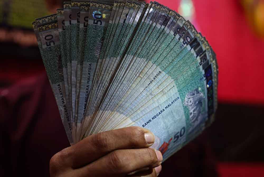 Bagi prospek ringgit, ia mengunjurkan mata wang tempatan akan mengukuh ke paras 4.42 berbanding dolar AS menjelang akhir 2024. - Foto hiasan