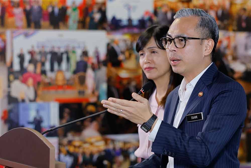 Fahmi (kanan) pada sidang media Kerajaan Perpaduan di Kementerian Komunikasi hari ini. Foto Bernama