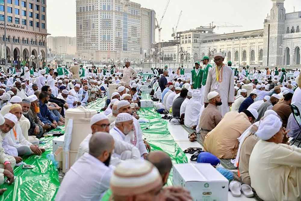 Perbandaran Kota Suci Makkah tingkatkan tahap kesiapsiagaan menjelang Ramadan dengan pergiat pemeriksaan sampel makanan yang dipamer dan disediakan di pasar, restoran dan gerai sekitar Tanah Haram. Foto fail SPA