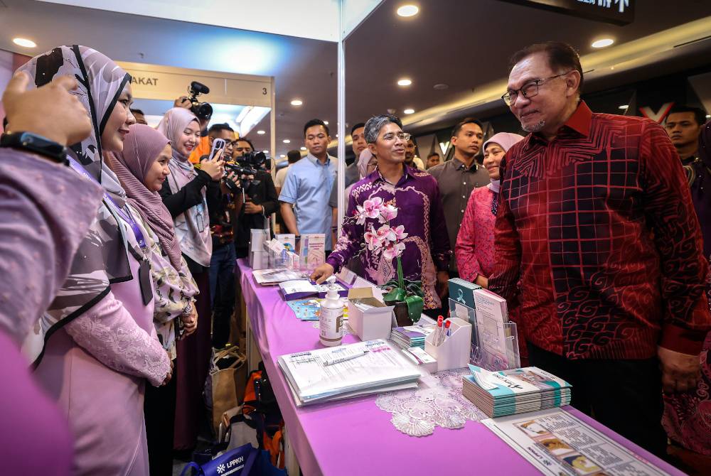 Anwar melawat reruai pameran selepas Sambutan Hari Wanita Antarabangsa 2024 di Sunway Pyramid Convention Centre hari ini. - Foto Bernama