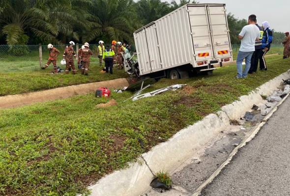 Keadaan lori yang terlibat dalam nahas di kilometer (KM) 159.6 Lebuhraya Pesisiran Pantai Barat (WCE). - Foto PDRM