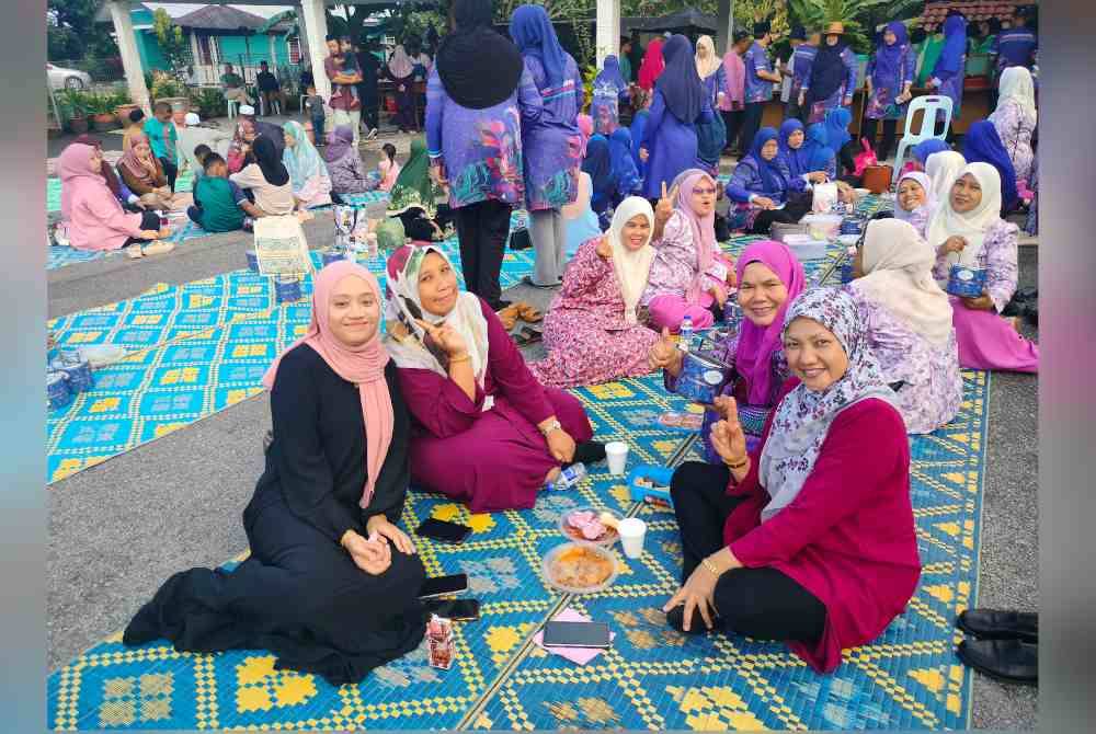 Penduduk ceria bersama pada program Sarapan Sekampung di Kampung Parit Dato Onn.