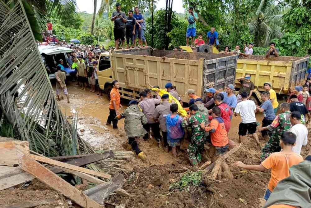 Pasukan penyelamat memindahkan mayat mangsa selepas banjir dan tanah runtuh melanda Kabupaten Padang Pariaman di Sumatera Barat, Indonesia. Foto Xinhua