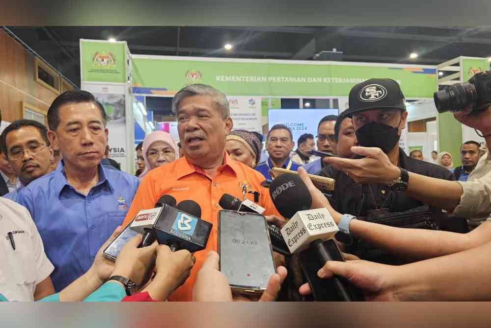 Mohamad (tengah) ketika ditemui pemberita selepas merasmikan Ekspo Makanan Antarabangsa Sabah (SIFEX) di SICC, Kota Kinabalu.