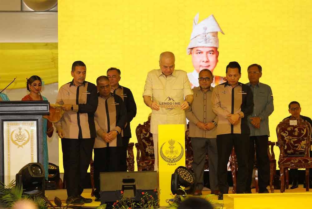 Sultan Nazrin (tengah) meletakkan plak simbolik menyempurnakan pemasyhuran Lenggong Geopark di Kota Tampan pada Sabtu.