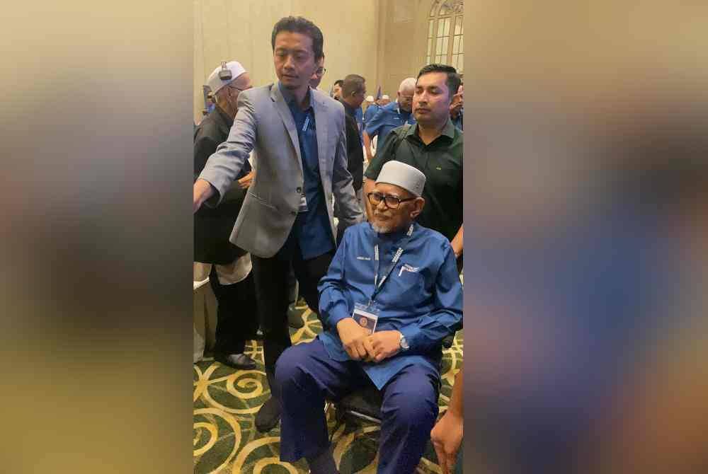 Abdul Hadi disorong keluar dewan menaiki kerusi roda selepas selesai sesi pagi Konvensyen Wakil-Wakil Rakyat PN di ibu negara pada Sabtu.