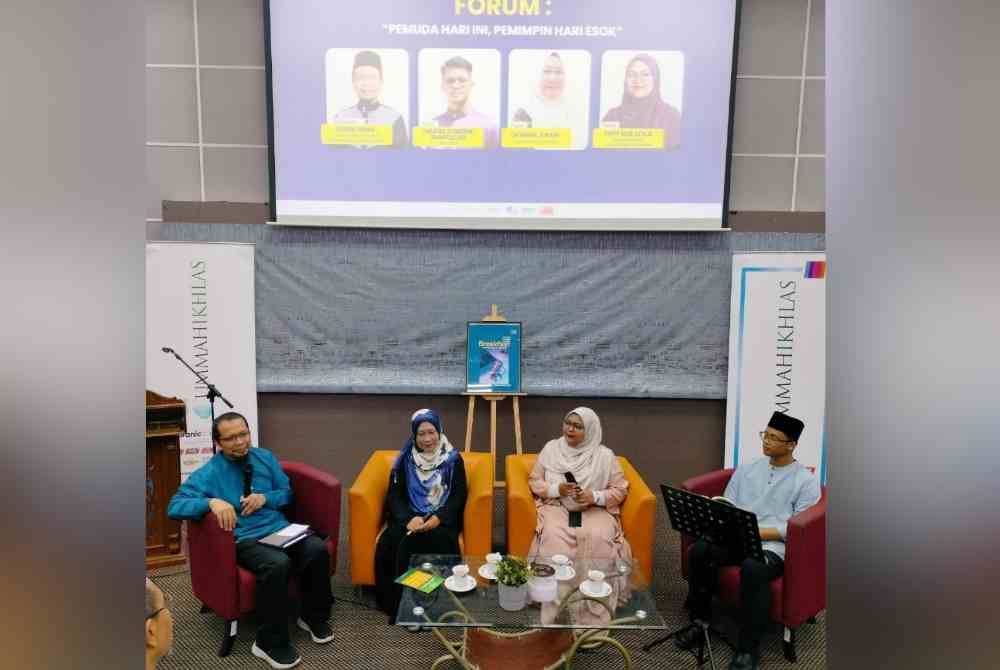 Forum “Pemuda Hari Ini, Pemimpin Hari Esok” dibarisi oleh Pensyarah Universiti Islam Antarabangsa Malaysia (UIAM) Pagoh, Dr Arina Johari (duduk, dua kiri), Pengarah World #QuranConvention, Fiffy Nur Adila Mohamed Feroz (duduk ,dua kanan).