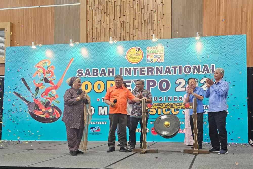 Mohamad (dua dari kanan) ketika merasmikan Ekspo Makanan Antarabangsa Sabah (SIFEX) di SICC, Kota Kinabalu.