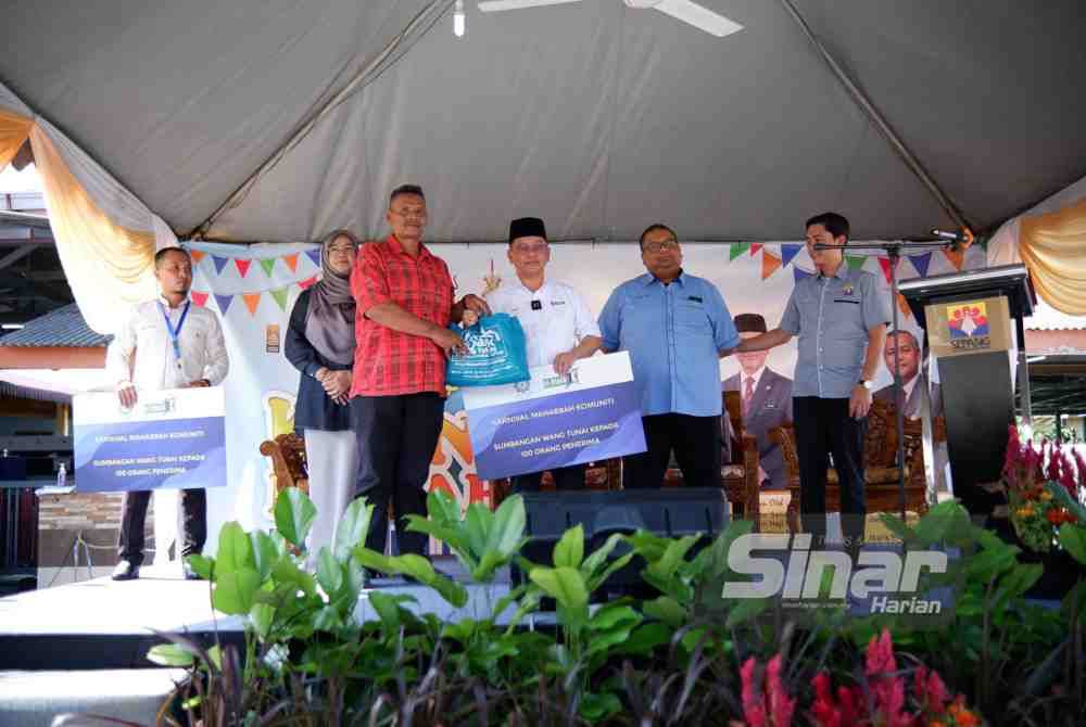 Mohd Na&#039;im (tiga dari kanan) menyampaikan sumbangan kepada penerima pada Karnival Mahabbah Komuniti Madani di Masjid As-Syakirin Kampung Bharu Lanjut pada Sabtu