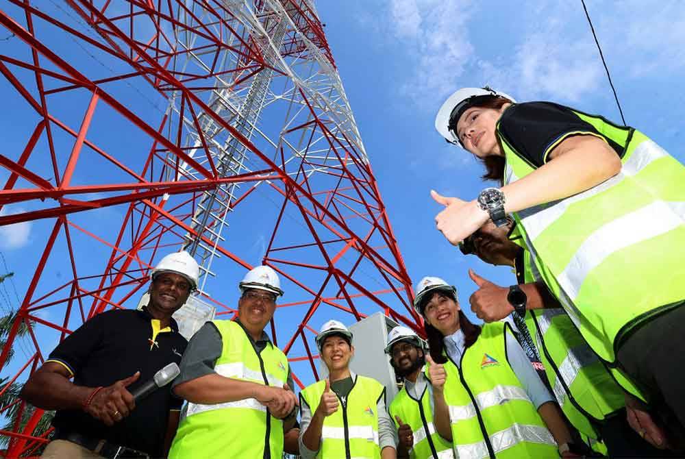 Teo Nie Ching (tiga dari kanan) ketika melawat kawasan tapak infrastruktur menara telekomunikasi Jendela di Kampung Krishna, Jementah hari ini. - Foto: Bernama