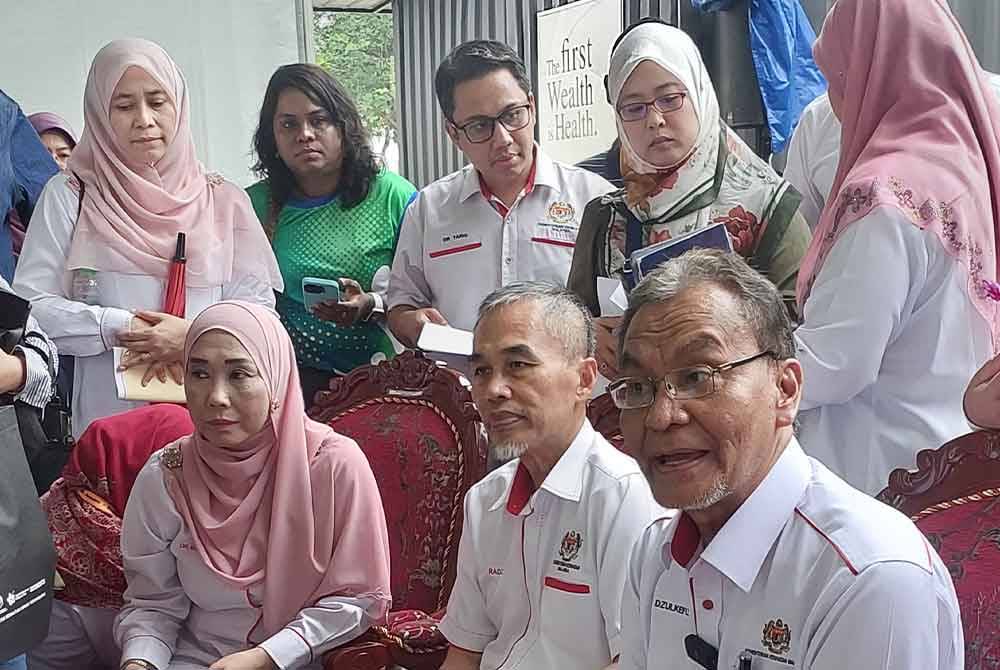 Dr Dzulkefly (kanan) ketika sidang akhbar selepas Majlis Perasmian Wellness Hub Terengganu.