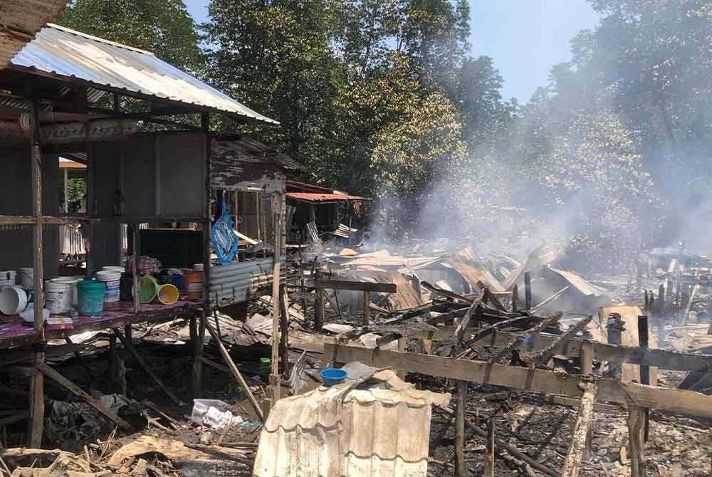 Enam rumah atas air musnah dalam kebakaran di Kampung Saga 1 Manggatal, Kota Kinabalu.