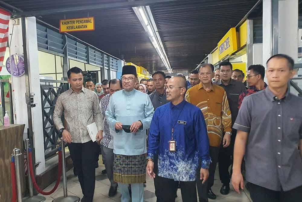 Anwar mengadakan lawatan ke Hospital Seberang Jaya bagi meninjau perkembangan projek yang sedang dijalankan.