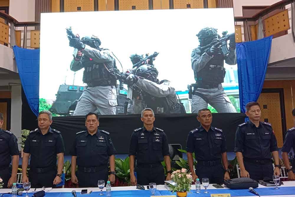 Mohd Shuhaily (tengah) bersama pegawai kanan JSJ ketika sesi Libat Urus Polis Diraja Malaysia (PDRM) bersama masyarakat di Pusat Komuniti Taman Tun Dr Ismail di Kuala Lumpur pada Sabtu.