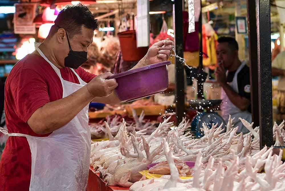 KPKM beri jaminan bahawa bekalan barangan asas seperti ayam dan daging mencukupi menjelang Ramadan serta sambutan Aidilfitri. Foto Bernama