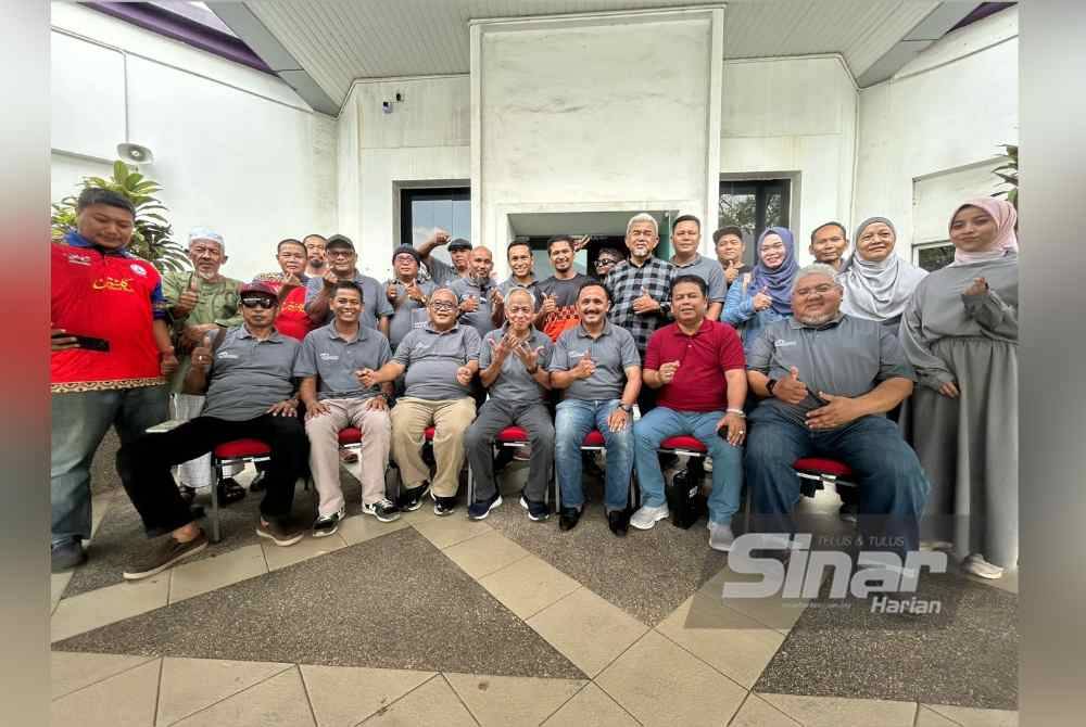 Mohd Fadzil Fairus (duduk, tiga dari kanan) dan Muhammad Nasir (duduk, tengah) bersama ahli MySinar selepas mesyuarat agung pertubuhan itu yang berlangsung pada Sabtu.