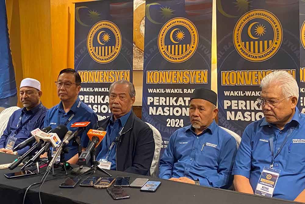 Muhyiddin (tengah) ketika sidang akhbar selepas Majlis Penutup Konvensyen Wakil-Wakil Rakyat PN di ibu negara pada Sabtu.