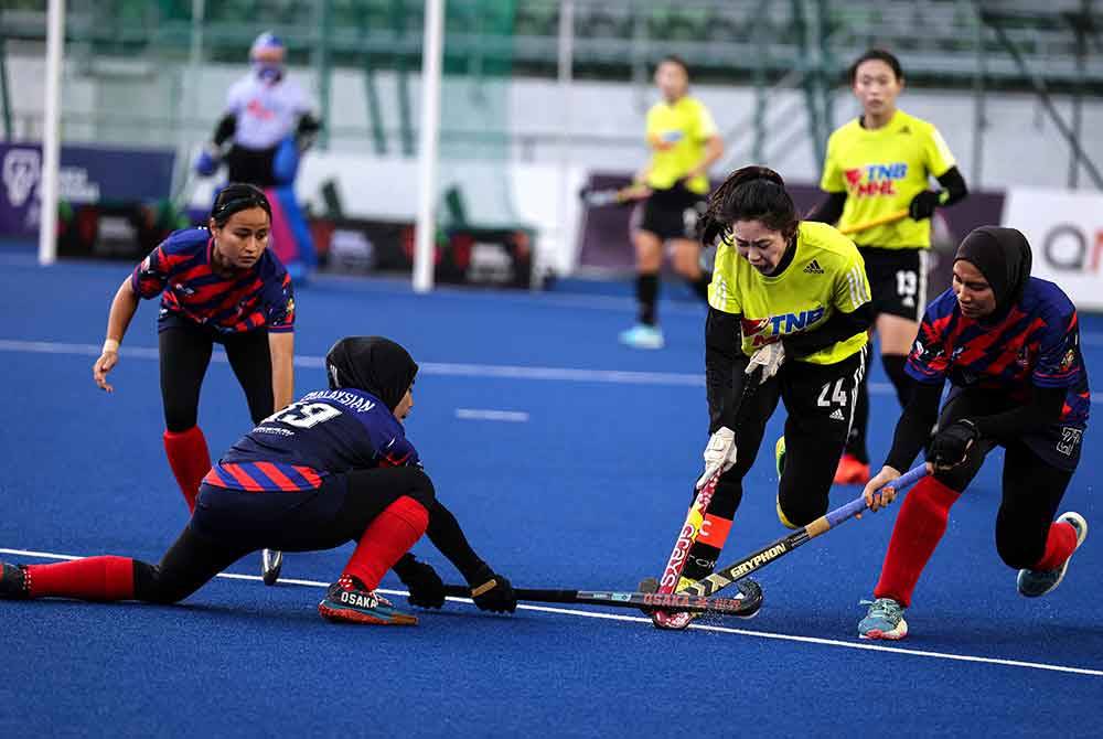 Pemain Liaoning Women&#039;s Hockey Team (LWHT) Wang Na (dua kiri) cuba merampas bola dari pemain Malaysian University pada perlawanan akhir Kejohanan Hoki Piala TNB Wanita di Stadium Hoki Nasional Bukit Jalil hari ini. Foto Bernama