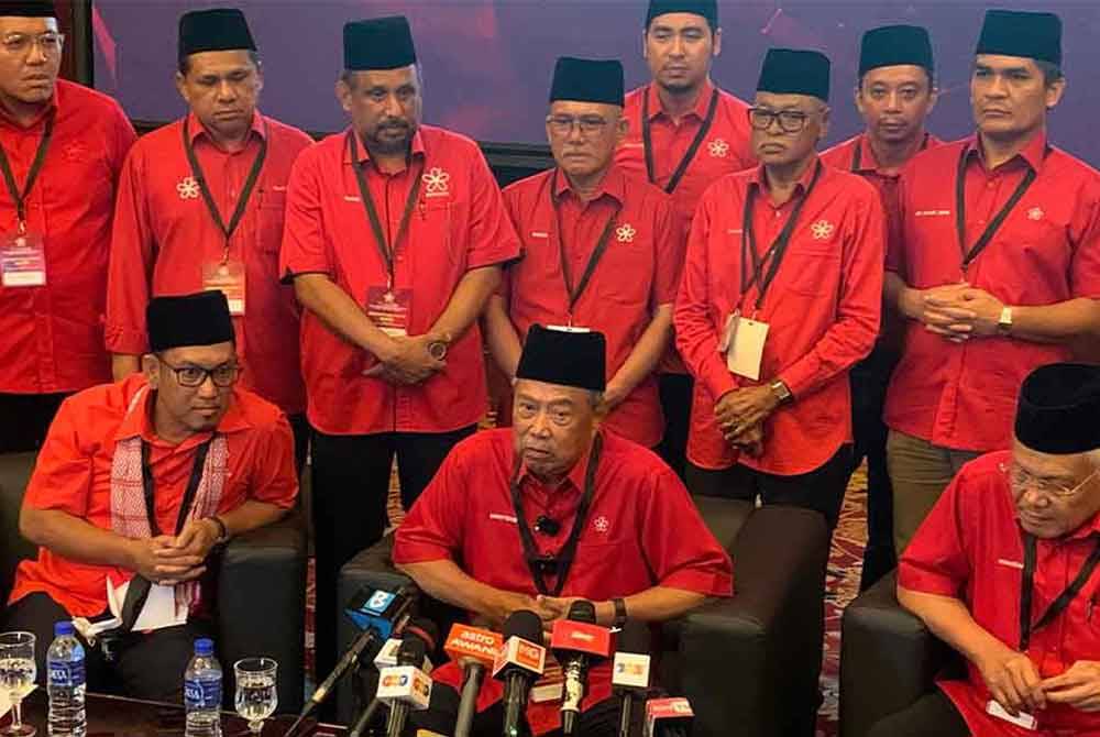 Muhyiddin (duduk, tengah) pada sidang akhbar selepas Perhimpunan Agung Khas Bersatu 2024 di Pusat Konvensyen Ideal Selayang pada Sabtu.