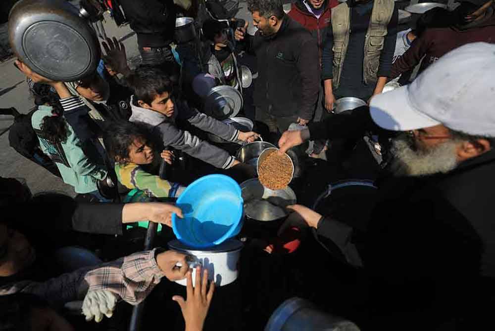 Rakyat Palestin berkumpul untuk mendapatkan bekalan makanan bantuan di bandar Rafah di selatan Semenanjung Gaza. - Xinhua