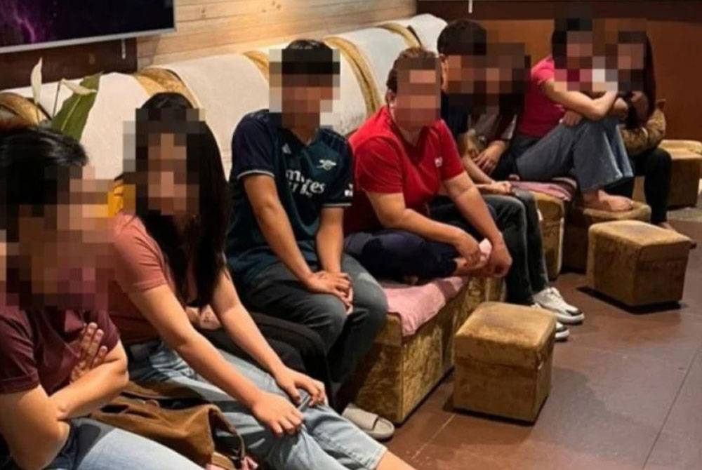 Antara warga asing yang ditahan dan diperiksa dalam serbuan rumah urut tanpa lesen di sekitar ibu kota. Foto ihsan PDRM