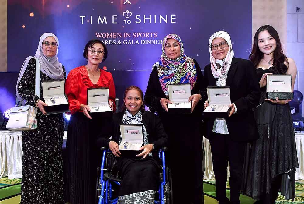 Dari kiri; Bibi Aishah, Mae Chen, Afrita Ariany, Mumtaz Jaafar, Alwiyah dan Tiffani menunjukkan jam Bijoumontre edisi ‘Around The World’ pada Majlis Makan Malam &#039;Time to Shine&#039; di sebuah hotel hari ini. Foto Bernama