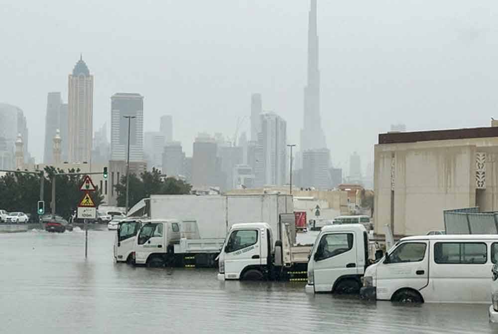 Kenderaan tersadai dalam banjir akibat hujan lebat melanda Dubai pada Sabtu. Foto REUTERS