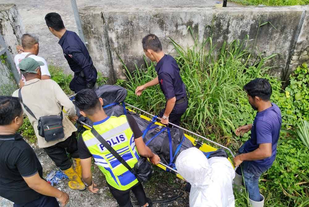 Mayat lelaki ditemui tersangkut pada tiang paip air di Sungai Klang pada Sabtu.