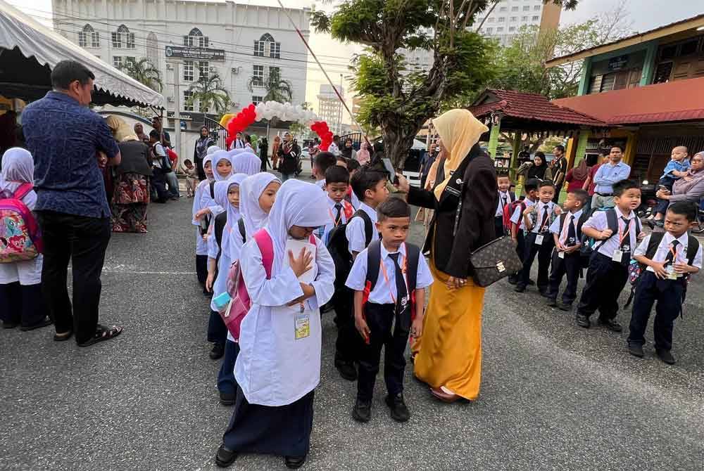 Sesi persekolahan hari pertama murid Tahun Satu Sekolah Kebangsaan (SK) Ladang berjalan lancar dan teratur.